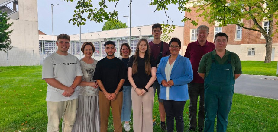 Sie sehen: eine Gruppe von Menschen. (V.l.: Tom Dierker, Bürgermeisterin Christa Lenderich, Ali Beydoun, Ausbildungsleiterin Teresa Stauvermann, Katharina Helling, Max Reinker, Erste Beigeordnete Birgit Stening, Gärtnermeister Franz Laurenz und Chris Hannekotte.