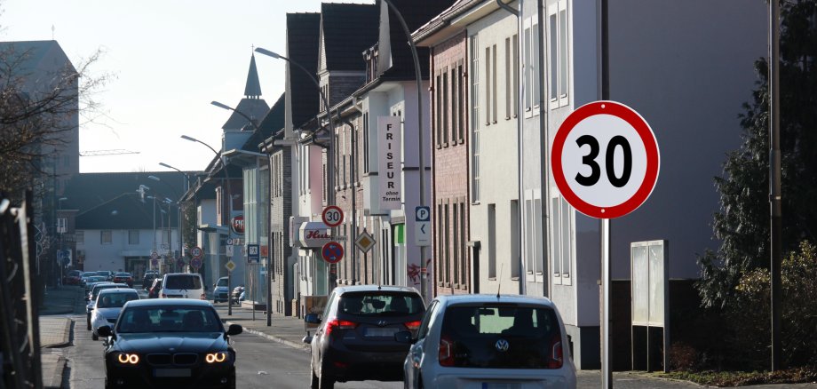 Sie sehen: Straßenzug mit Tempo-30-Schild