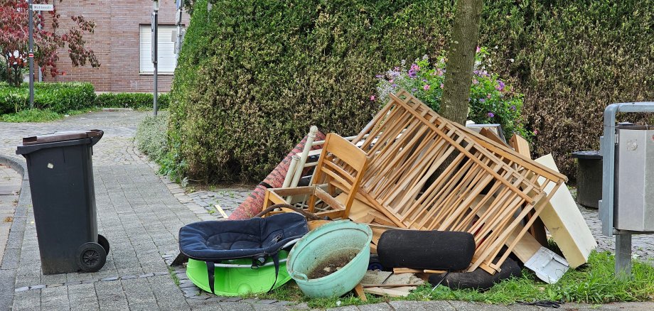 Sie sehen: Sperrmüll an einer Straße