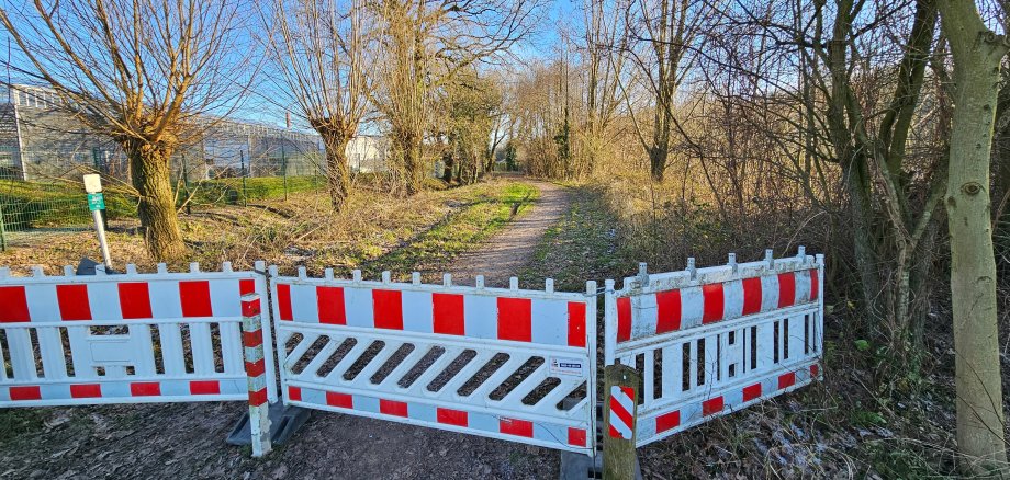 Sie sehen: Weg am Stadtpark mit Absperrung