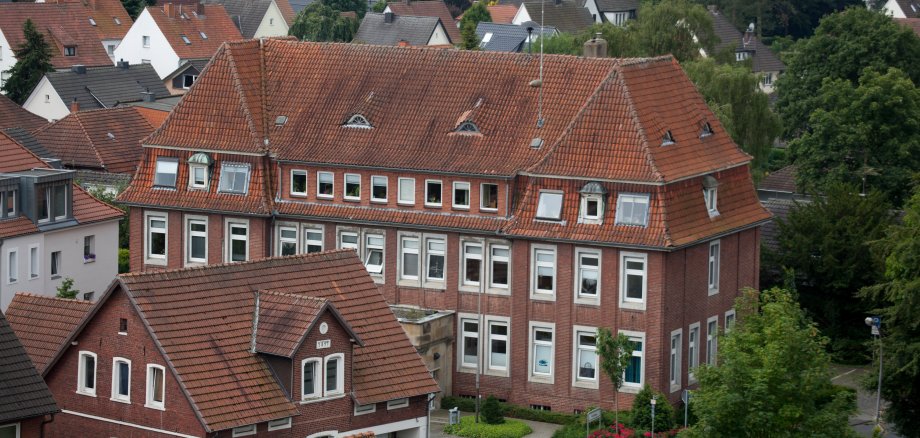 Sie sehen: Luftansicht des Rathausgebäudes an der Prof.-Gärtner-Straße