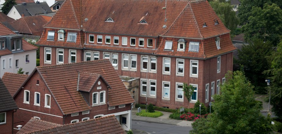 Sie sehen: Luftansicht des Rathausgebäudes an der Prof.-Gärtner-Straße