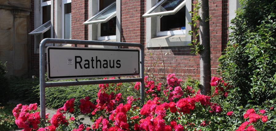 Rathaus mit Schild vor dem Eingang