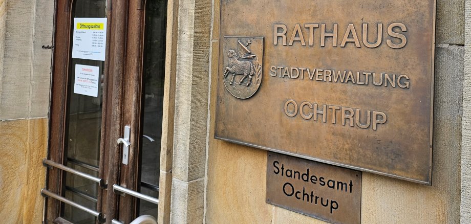 Sie sehen: das Schild der Stadtverwaltung am Rathauseingang